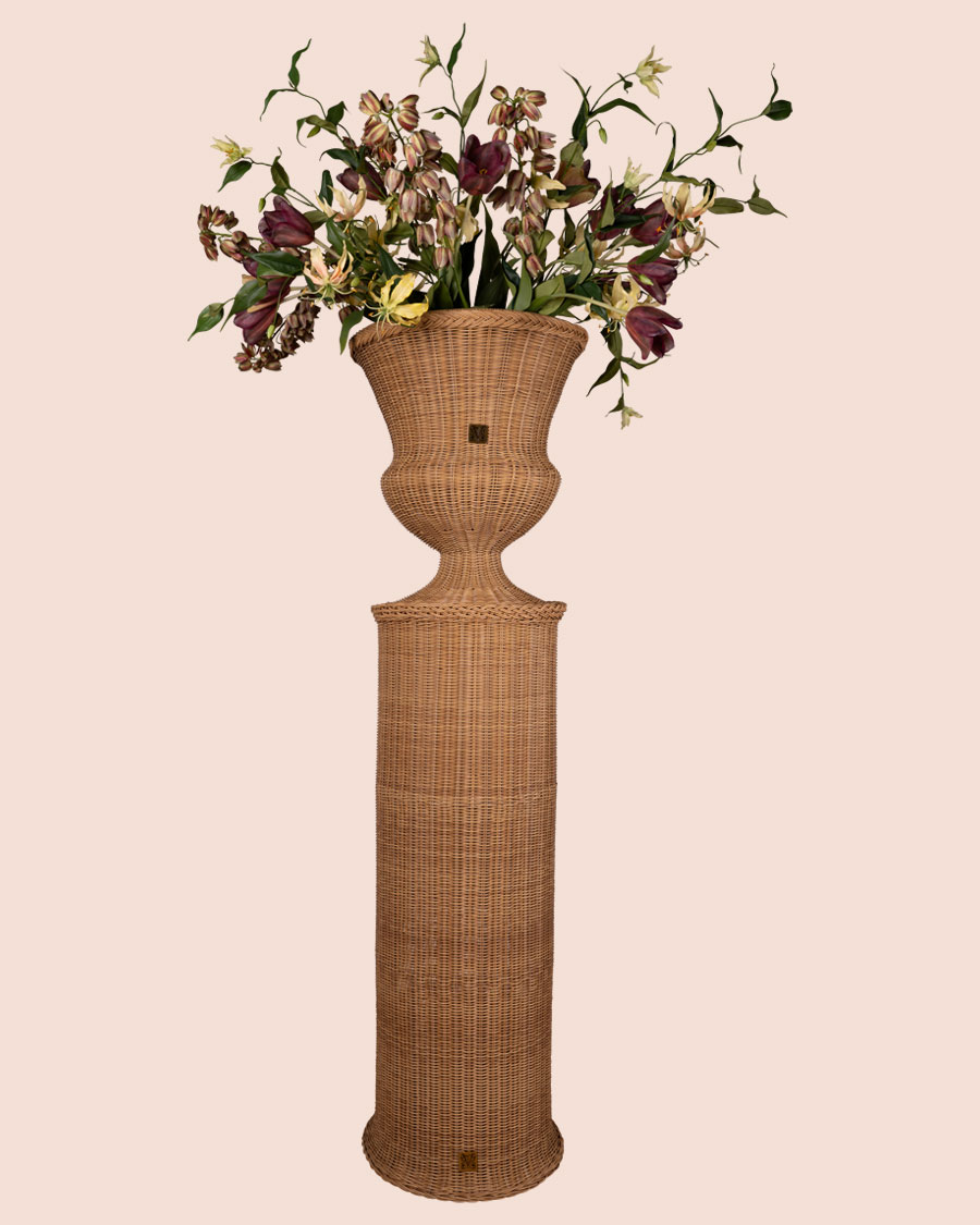 Vase-auf-Podest-mit-Blumen-natur-groß