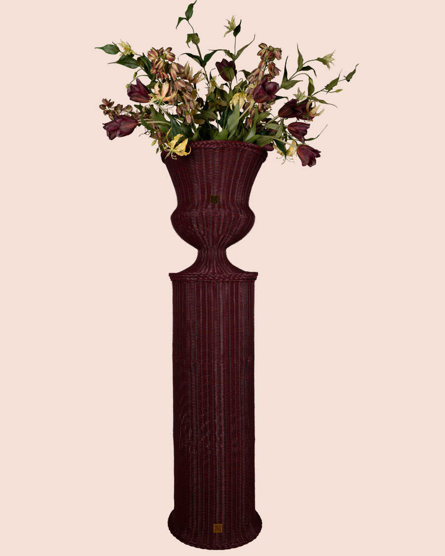 weinrot bordeaux große Vase auf dem Pedistal aus PE Rattan